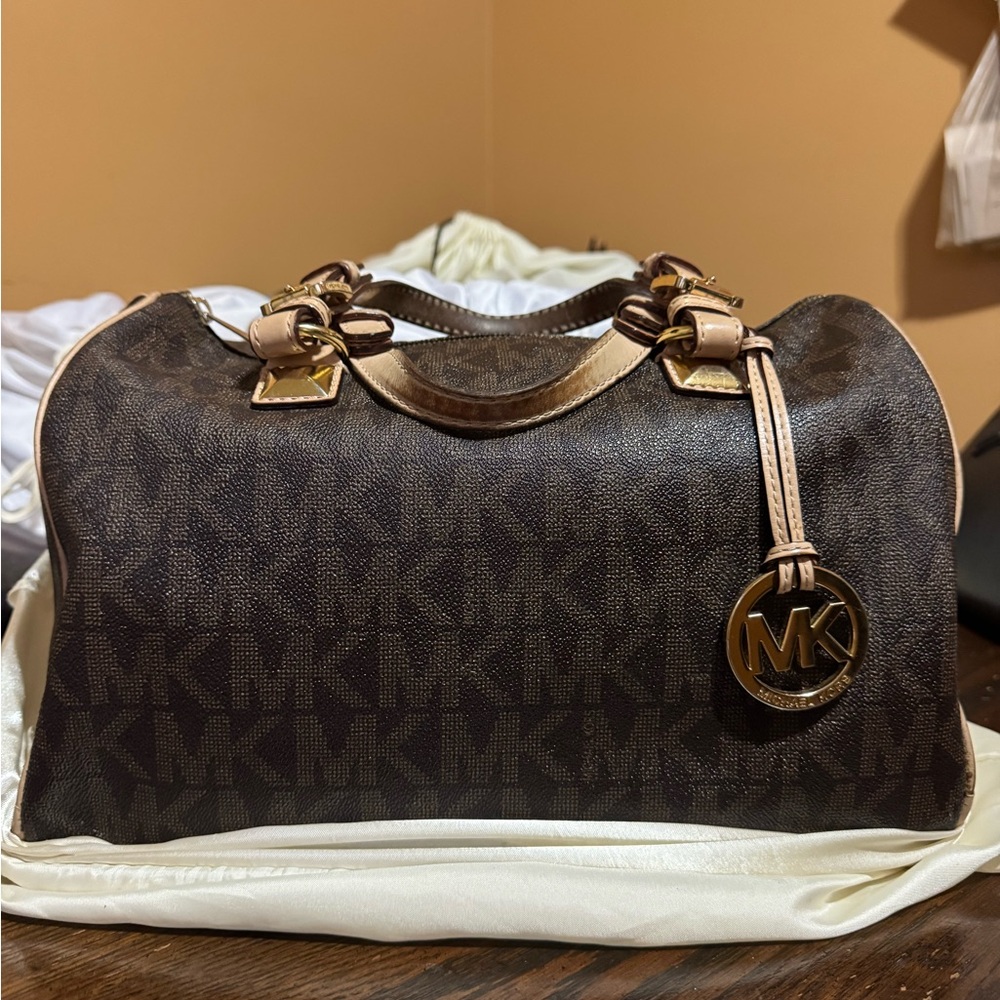 Michael Kors Grayson Large Satchel
Brown/Tan with Gold MK Sig